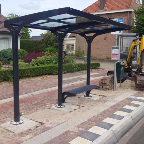 Bushokje model Monaco 42 De montage van de bushalte Monaco is flexibel: op of onder maaiveld dankzij de voetplaten of verlengde staanders, en leverbaar als bouwpakket of met complete montage inclusief fundering. Foto: Alphen Chaam